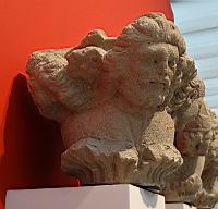 Trois chapiteaux ornes de tetes grimaçantes (Pierre calcaire, 1290-1300)(3)